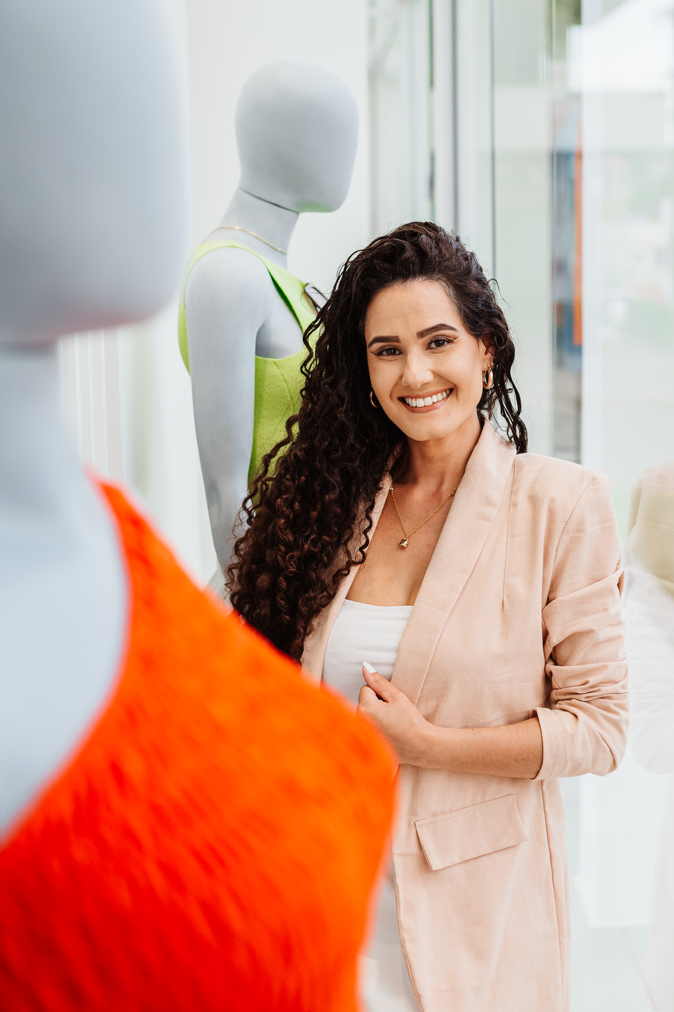 Luana Pereira trabalhando com vitrines e manequins